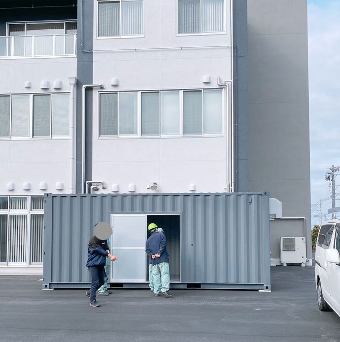 愛知県東海市 NEWVANコンテナ20ft引き戸･換気扇･換気口付き設置