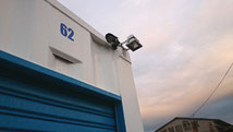 スイトコンテナ小野店では敷地内にLEDライトとハイビジョンWEBカメラを設置し効果的なセキュリティを構築しています